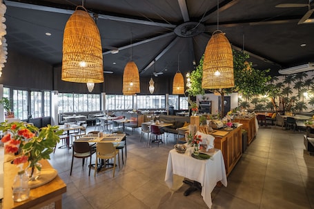 Se sirven desayunos y almuerzos, junto a la piscina