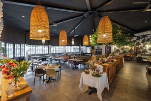 Petit déjeuner et déjeuner servis sur place, vue sur la piscine