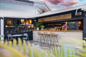 بار بجانب حمام السباحة