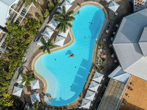 Una piscina al aire libre (de 08:00 a 22:00), sombrillas, tumbonas