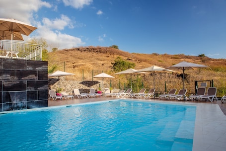Outdoor pool, open 8:00 AM to 7:30 PM, pool umbrellas, pool loungers. TAMA Hôtel