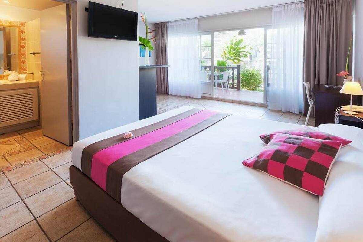 studio | in-room safe, desk, blackout curtains, soundproofing