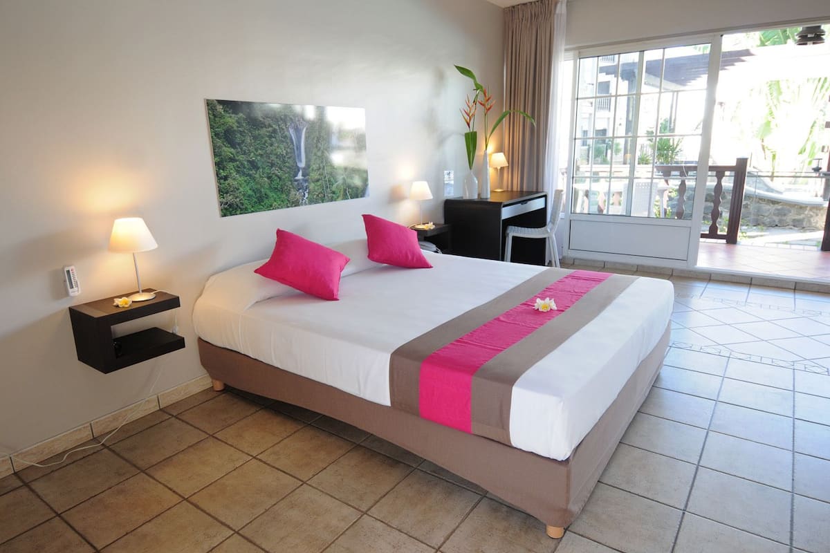 studio | in-room safe, desk, blackout curtains, soundproofing