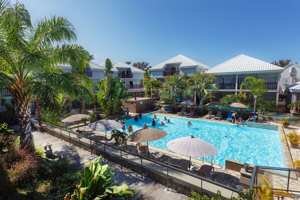 Outdoor pool, sun loungers - Hôtel Les Créoles (Saint-Paul)
