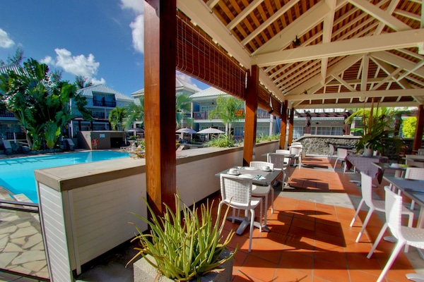 Bar al costat de la piscina