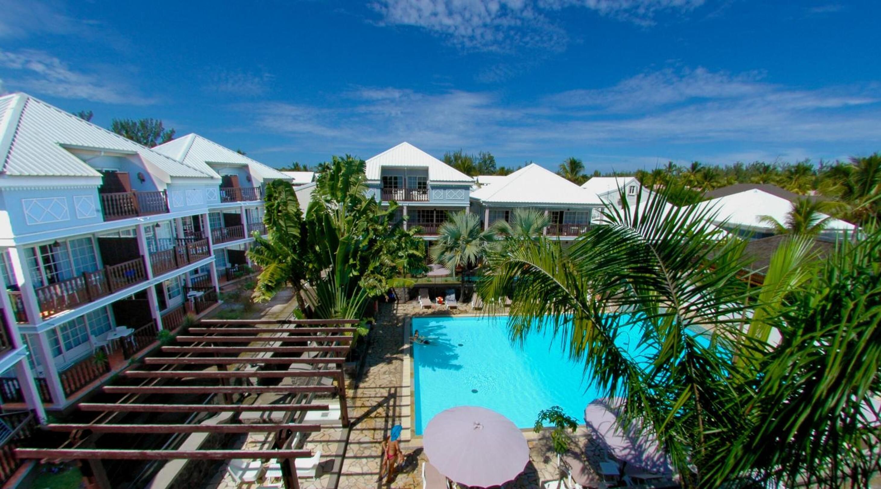 Piscine extérieure, chaises longues