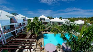 Piscine extérieure, chaises longues