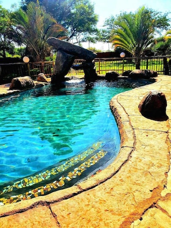 Una piscina al aire libre