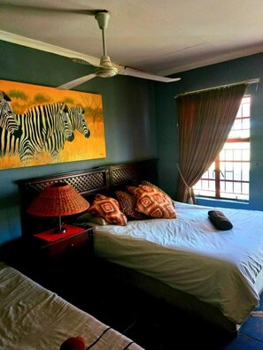 Rollaway beds, free WiFi, bed sheets - Limpopo Lodge (Polokwane)