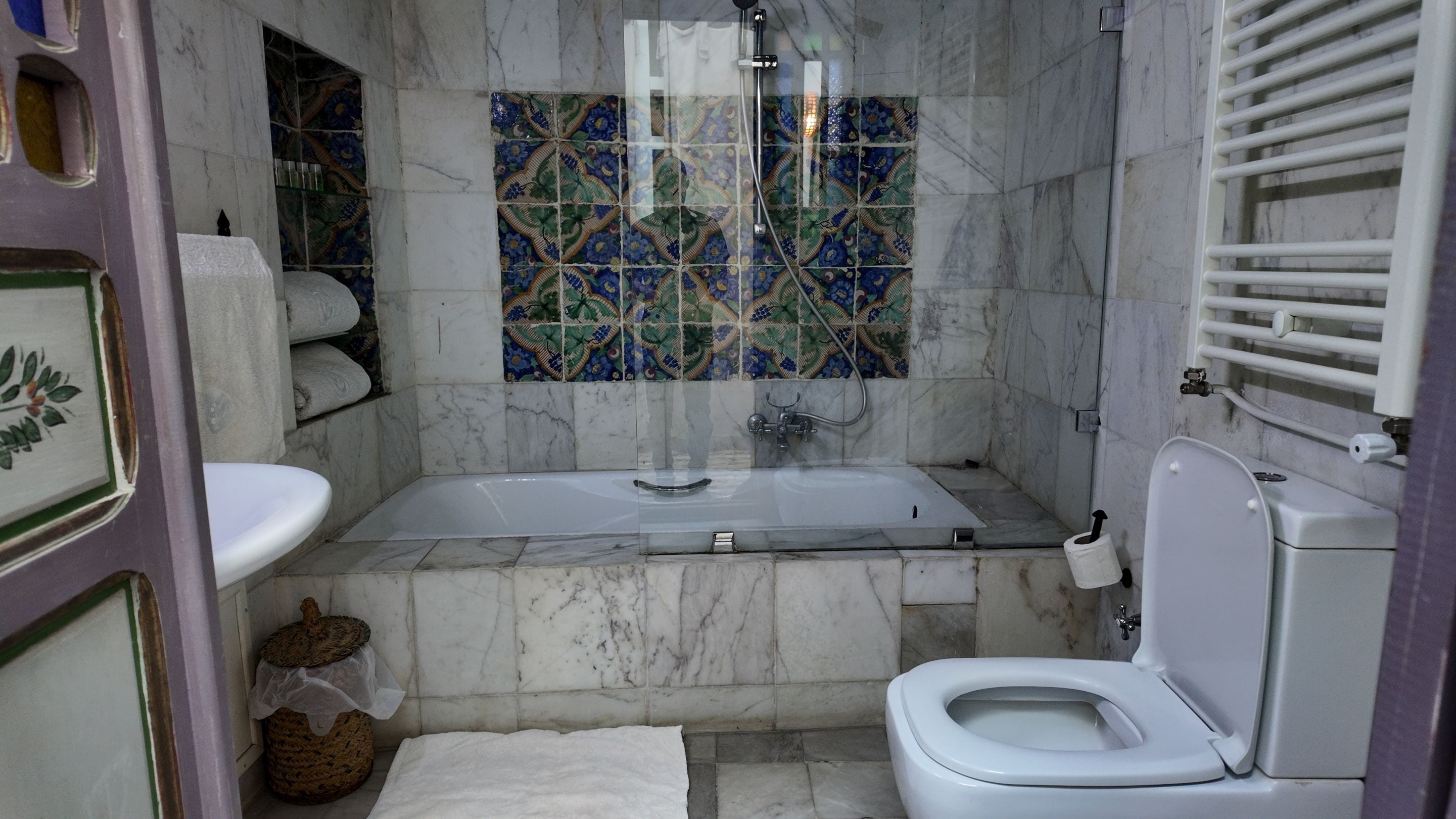 Ein Badezimmer mit Badewanne, Toilette und Waschbecken.
