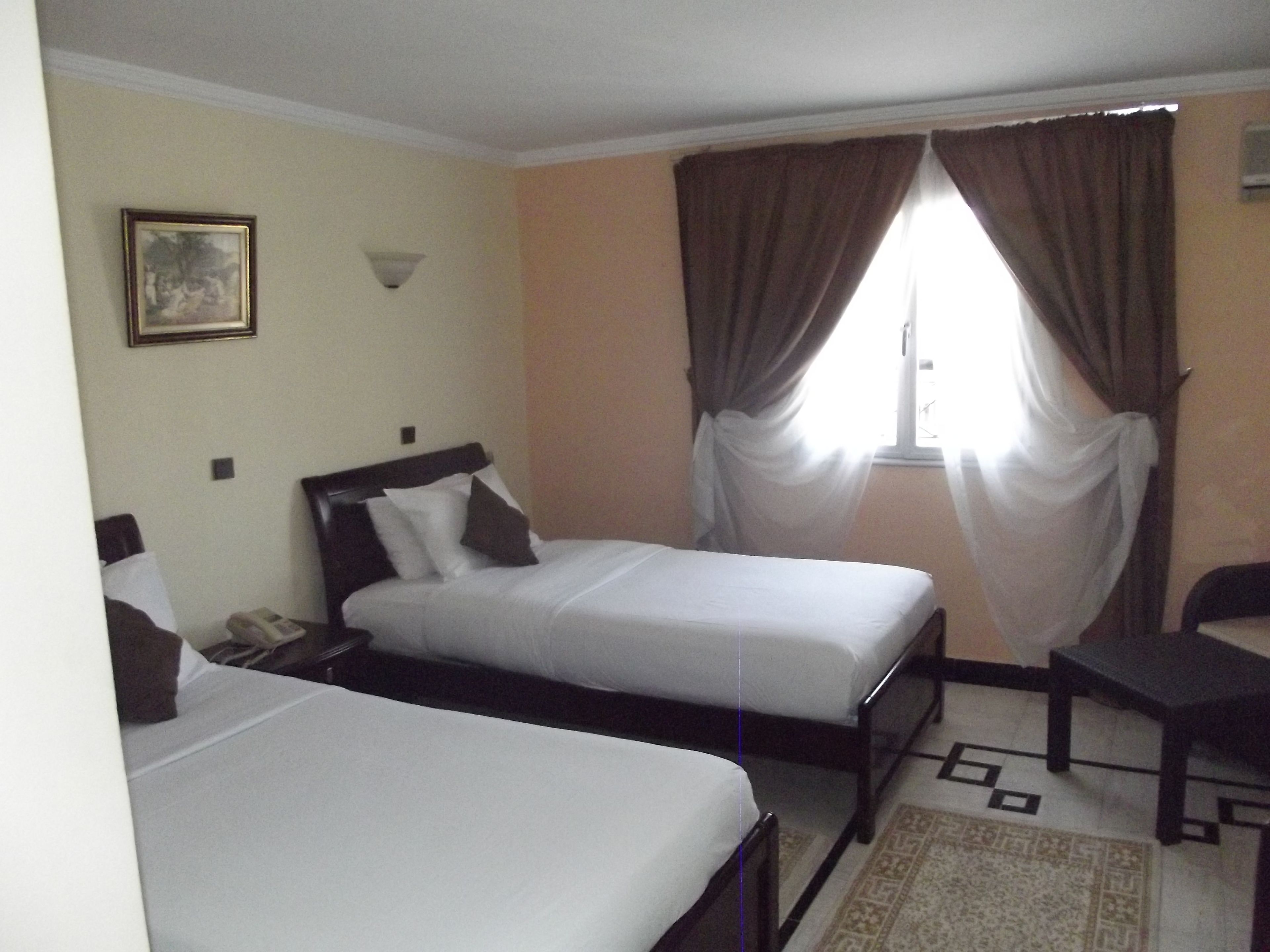 Caixa forta a l'habitació, escriptori i llits addicionals 