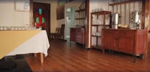 Desayuno de cocina local (EUR 4.5 por persona) 