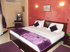 Een kluis op de kamer, een bureau, extra bedden, gratis wifi