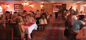 3 restaurantes; se sirven comidas 