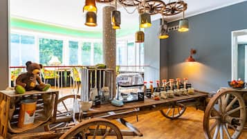 Petit déjeuner buffet (23.9 EUR par personne)