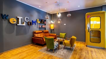 Coin salon dans le hall