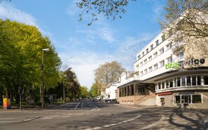 A street view with a building labeled "tintwice" on the right. - tinyTwice Hotel Bonn (Bonn)