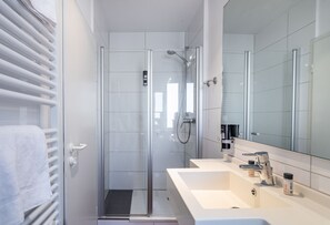 Habitación Confort doble | Baño | Secador de pelo, toallas, jabón y champú