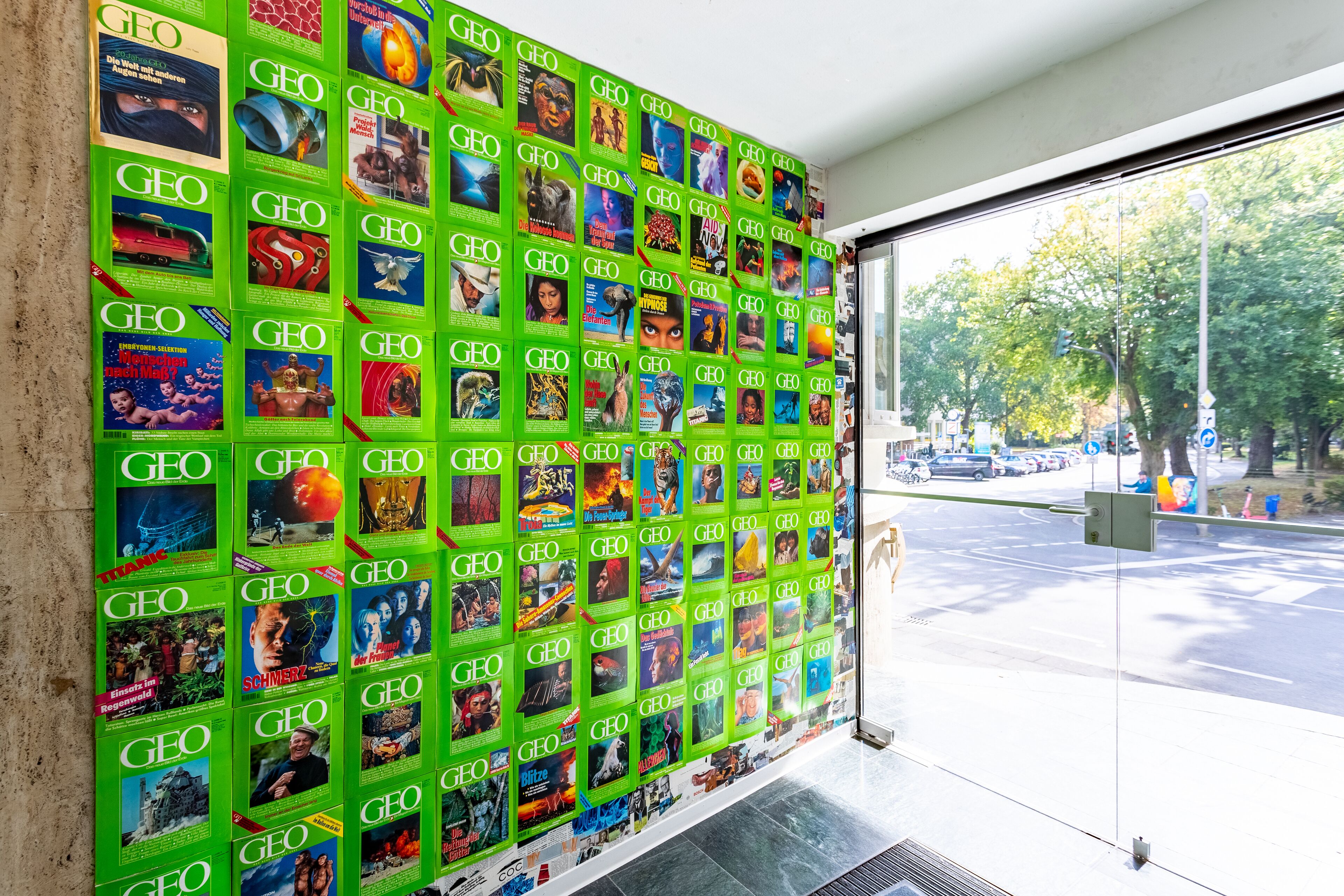 A wall of magazine covers with the word "GEO" on each.