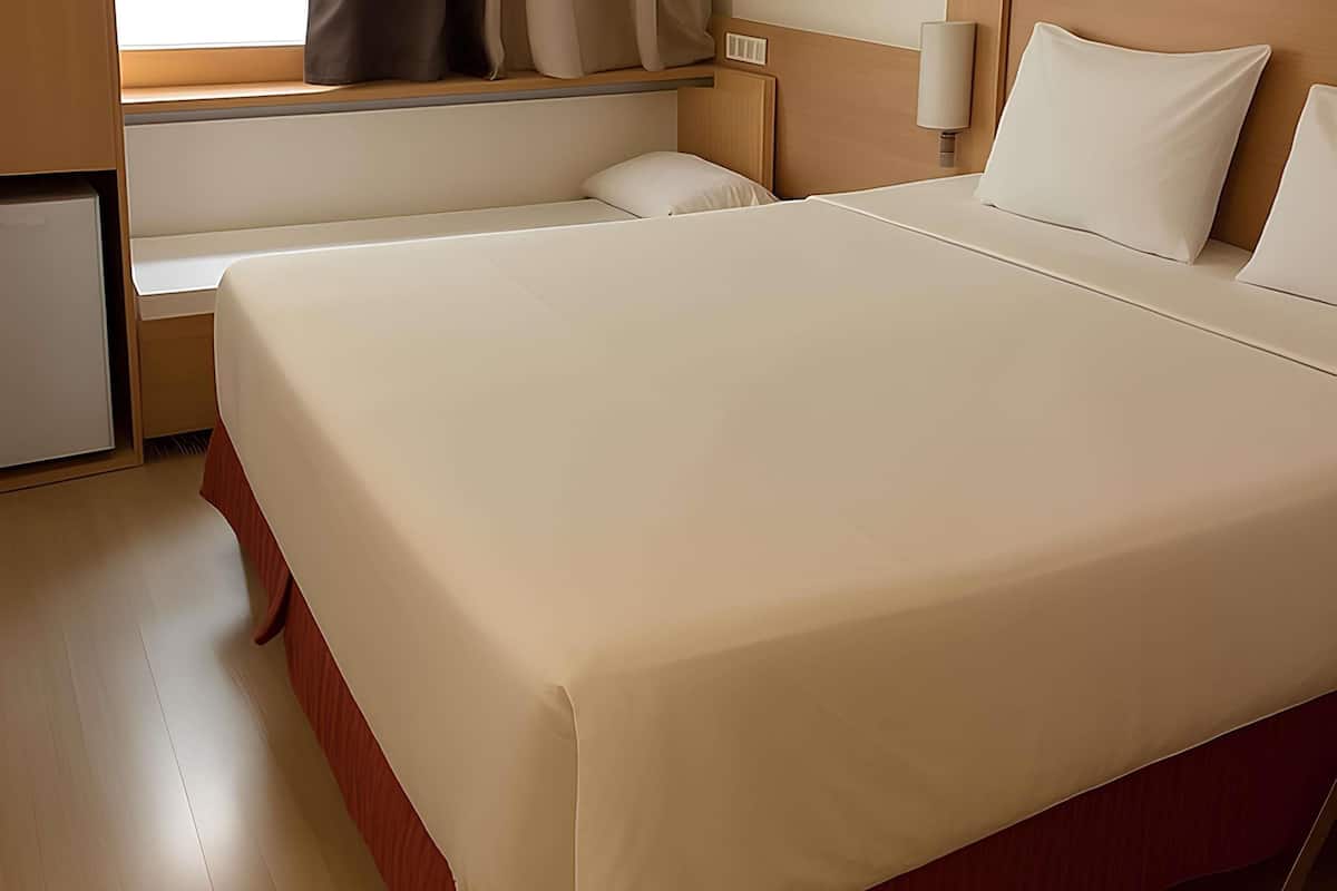 Minibar, free WiFi, bed sheets