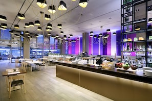 Buffet déjeuner (27 EUR par personne)