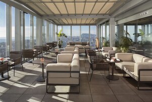2 bars/lounges, cocktail bar