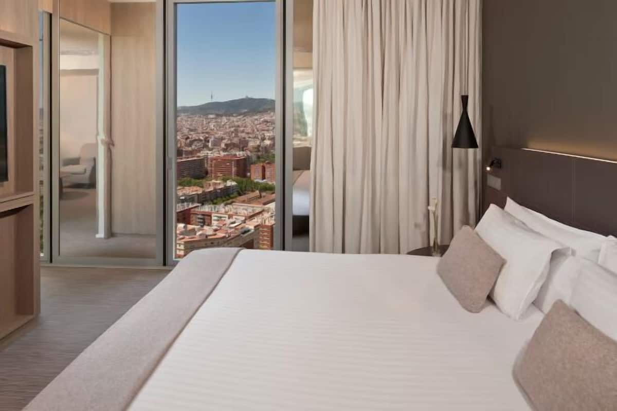 1 bedroom, premium bedding, down duvets, minibar