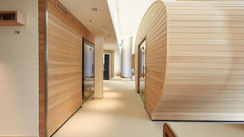 桑拿、蒸氣室、3 間療程室、按摩服務