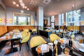 2 restaurants, breakfast, lunch, dinner served; international cuisine  - Steigenberger Hotel Am Kanzleramt (Berlin)