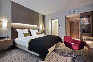 Deluxe-huone (Grand) | Ylelliset vuodevaatteet, untuvapeitot, pillowtop-patjalliset sängyt