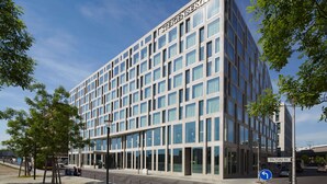 A modern building with a grid of windows and a sign reading "Stiegenberger". - Steigenberger Hotel Am Kanzleramt (Berlin)