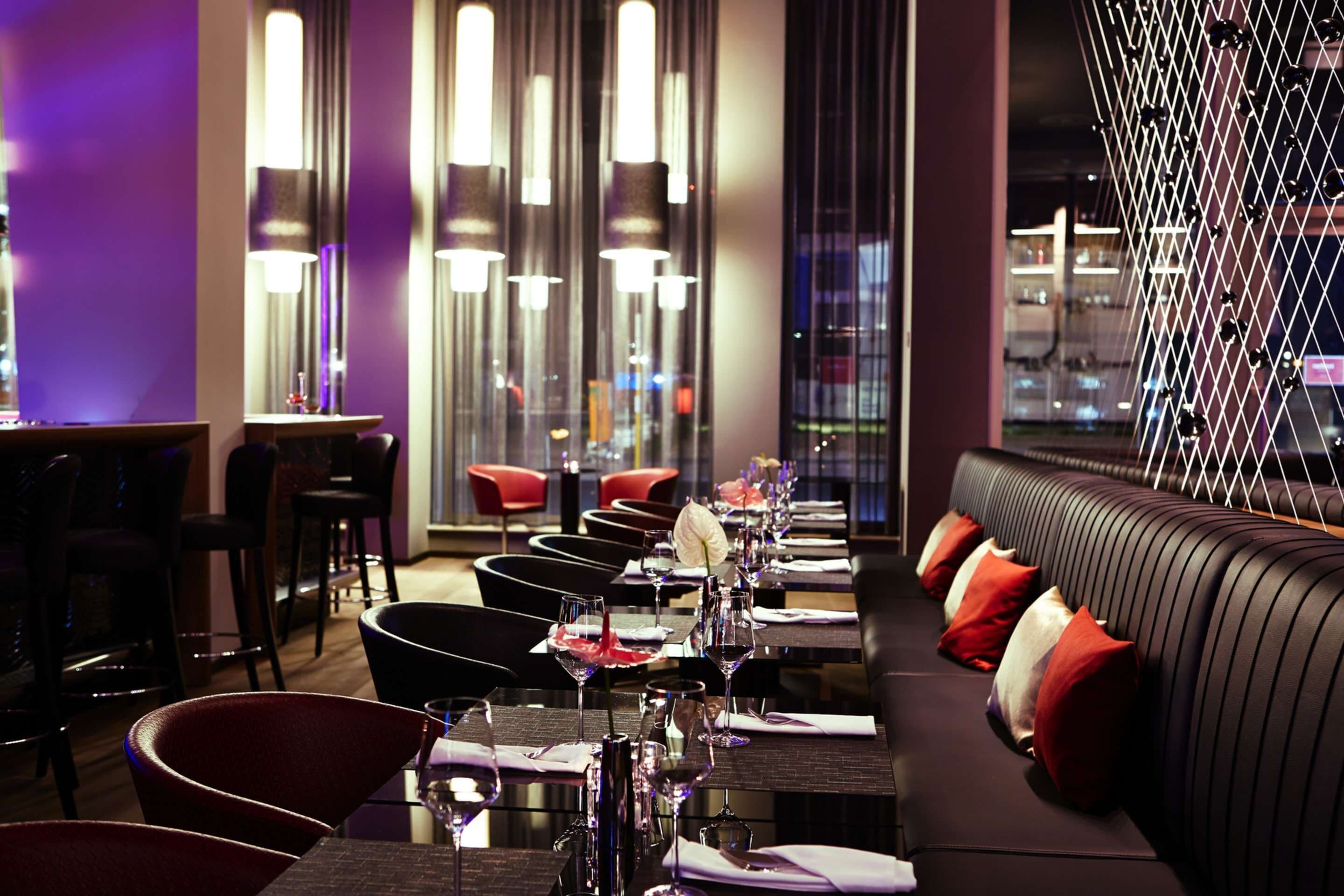 Serviert Mittagessen, Abendessen und Happy Hour