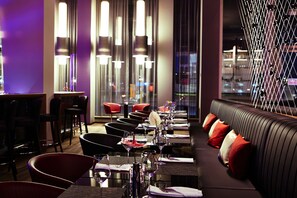Serve almoço, jantar e happy hour 
