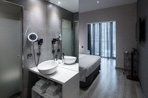 Douche, articles de toilette écologiques, sèche-cheveux