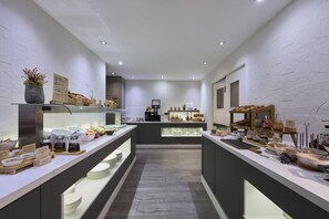 Petit déjeuner buffet servi tous les jours en supplément