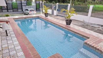 Una piscina al aire libre