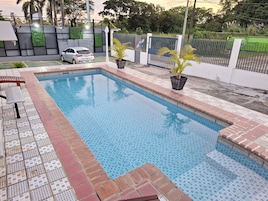 Una piscina al aire libre