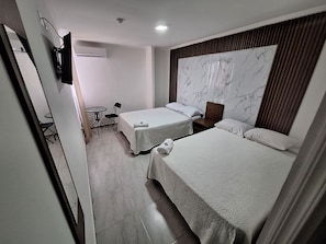 Soundproofing, free WiFi, bed sheets - Express Inn Panama International Airport Hostel (Tocumen)