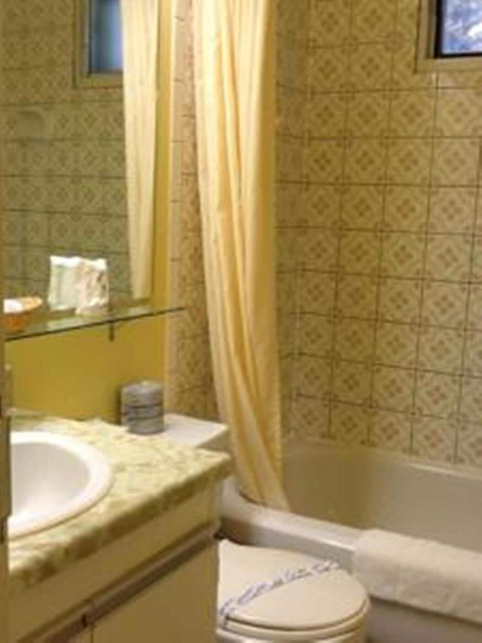 combined shower/bathtub, free toiletries, towels