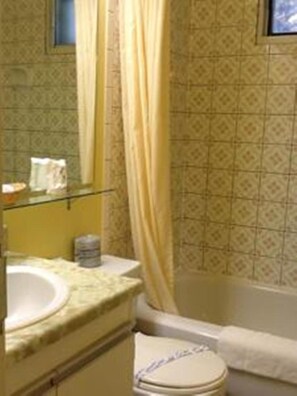 Combined shower/bathtub, free toiletries, towels - Auberge Mountain View Inn (Mont-Tremblant)
