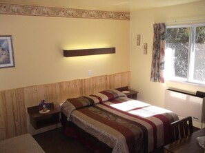 Iron/ironing board, bed sheets