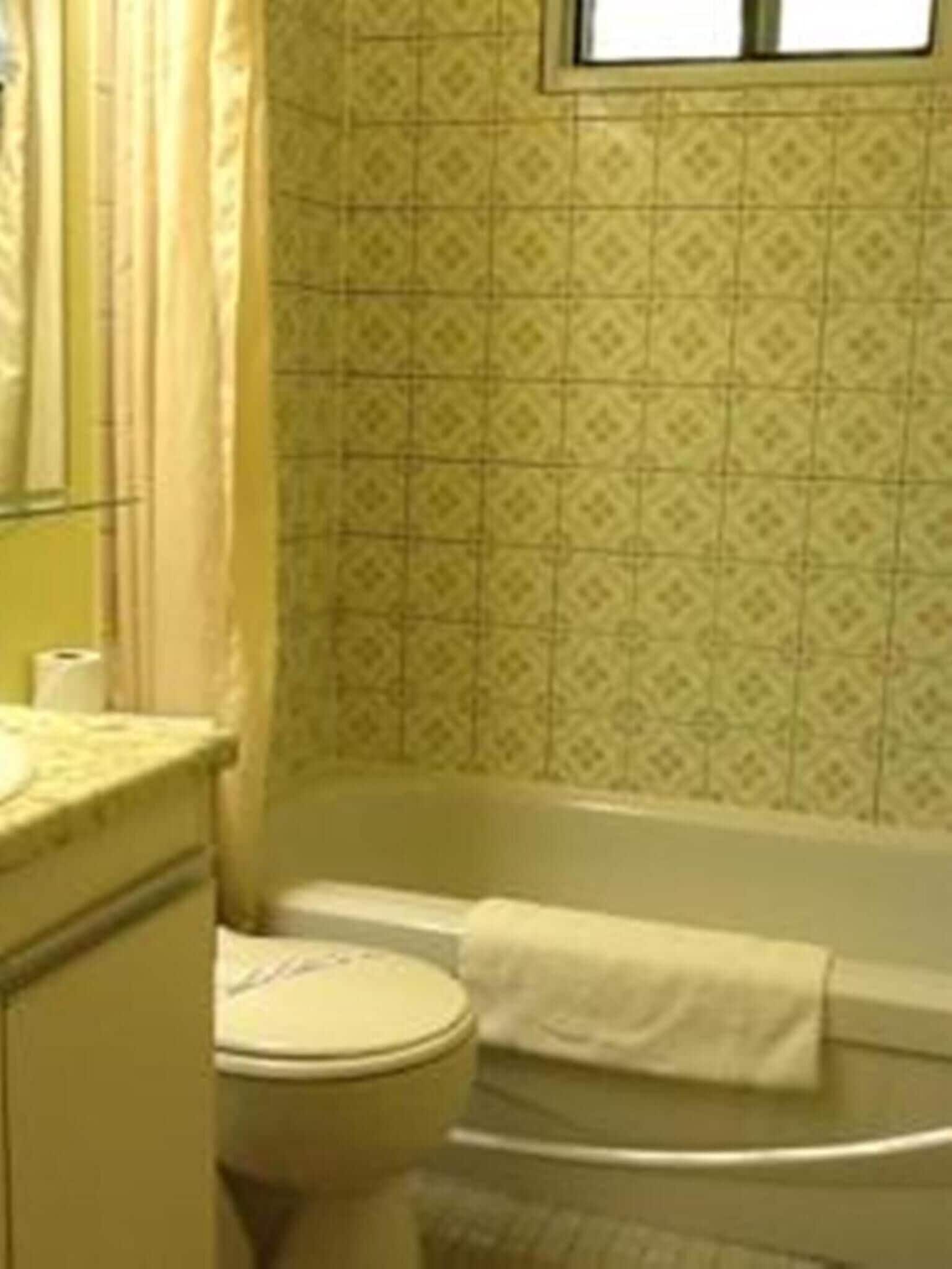 combined shower/bathtub, free toiletries, towels