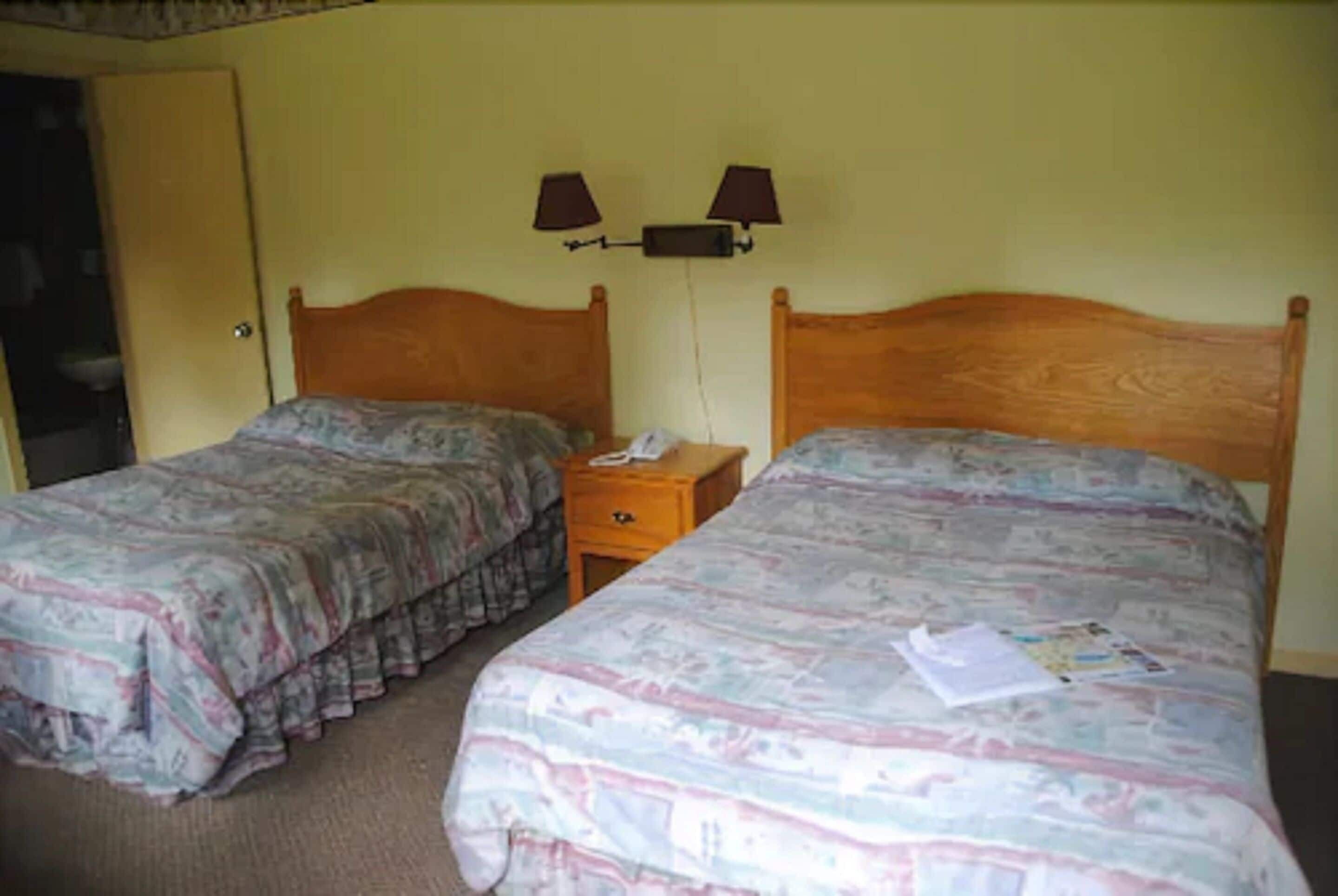 Iron/ironing board, bed sheets