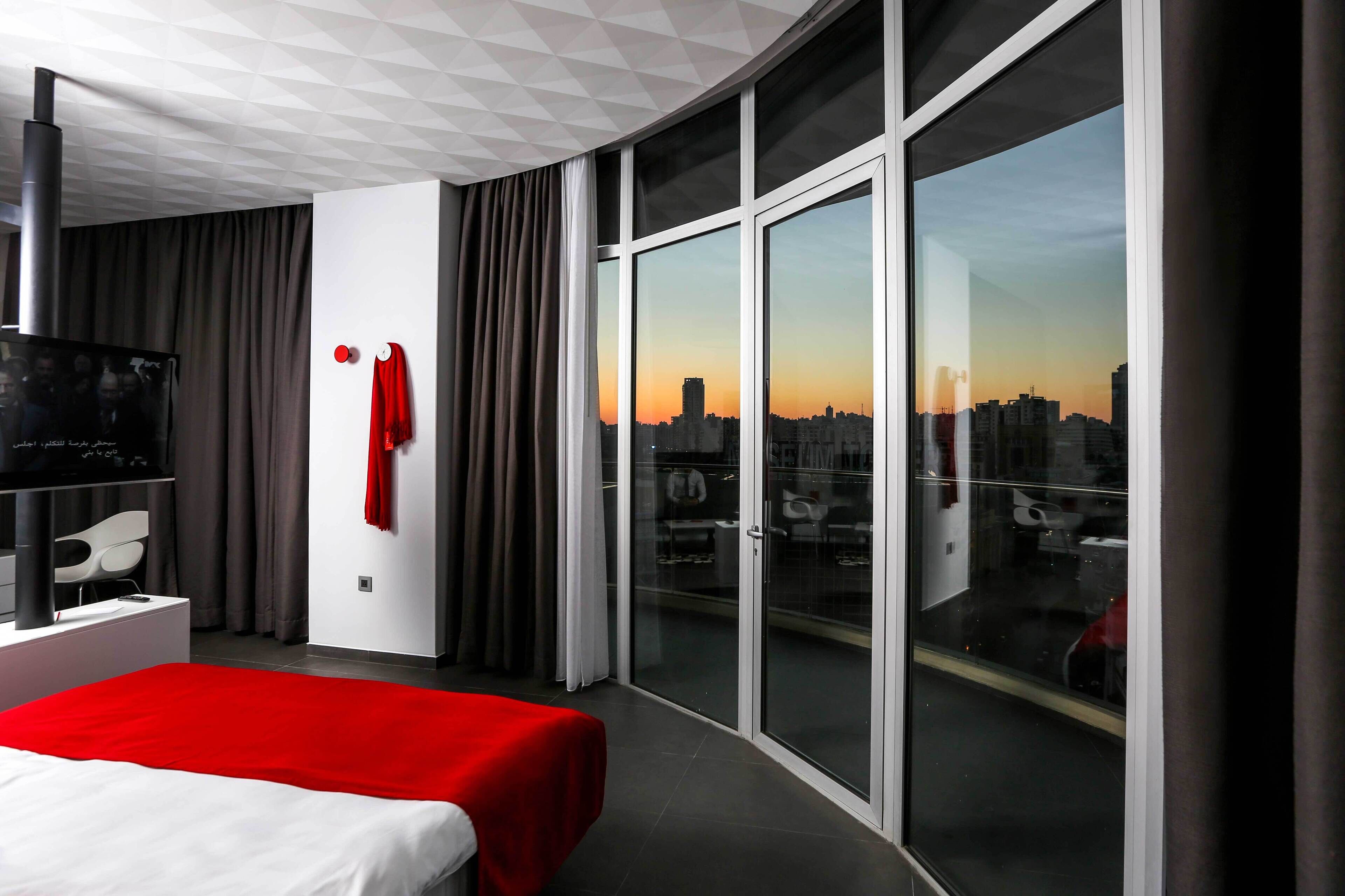 studio, 1 king bed, non smoking, city view | premium bedding, minibar, in-room safe, individually decorated