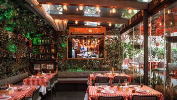 7 restaurants, serveren lunch, diner, Mediterrane gerechten