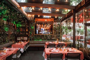 7 restaurantes; se sirve almuerzo y cena; cocina mediterránea