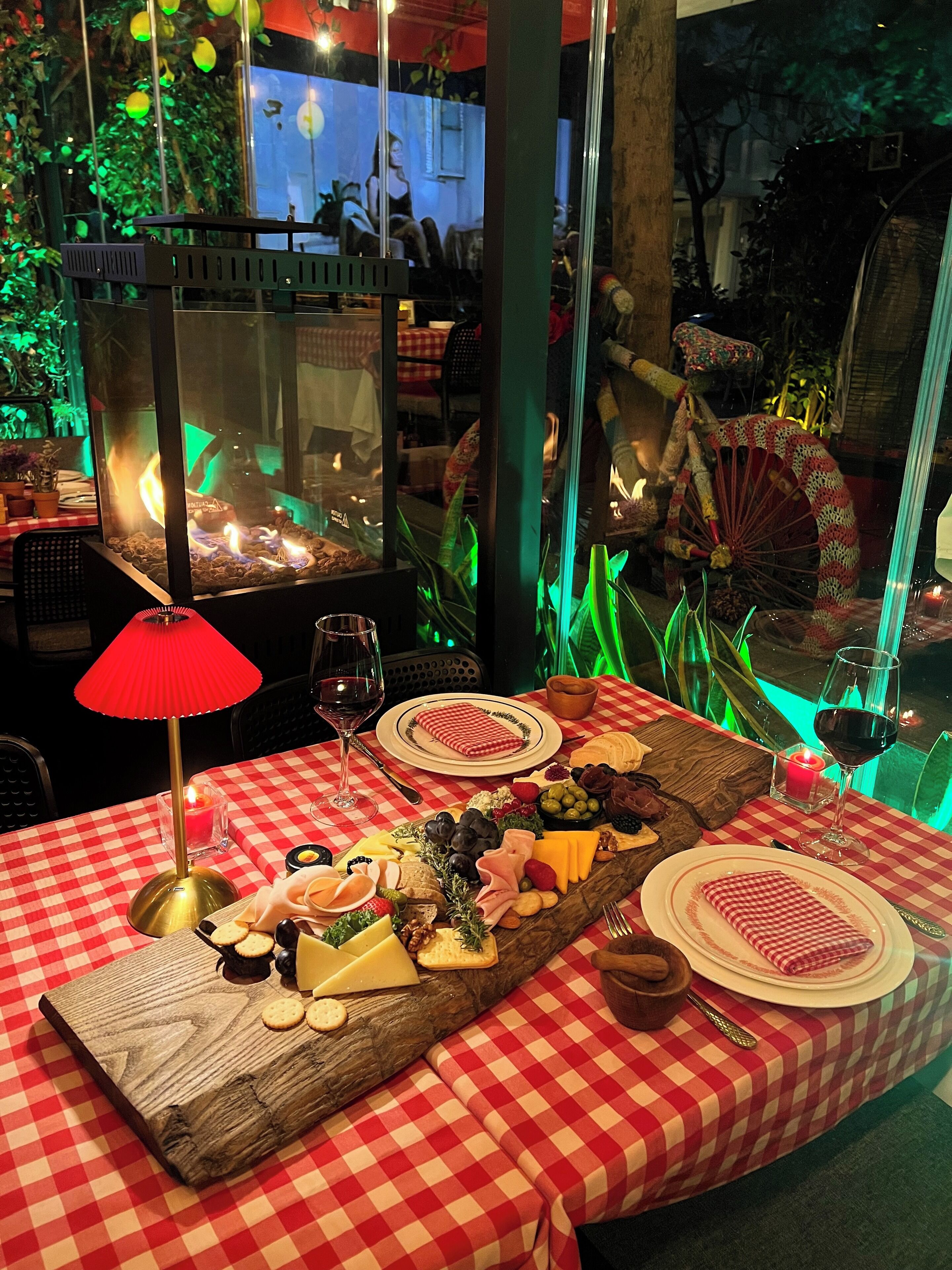 7 restaurants; lunch and dinner served 