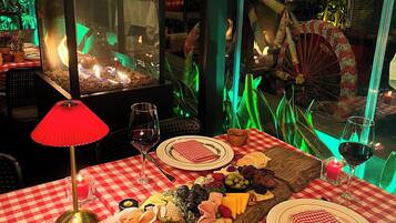 7 restaurants; lunch and dinner served