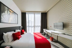 Premium One-Bedroom Suite | Ylelliset vuodevaatteet, minibaari, tallelokero huoneessa