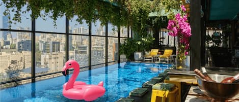 Kolam renang outdoor, dengan kursi berjemur